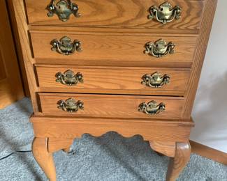 Vintage Wooden Jewelry: This item is a vintage wooden jewelry armoire, also known as a jewelry chest or highboy-style jewelry box, styled to resemble a miniature dresser or a Queen Anne side table.
🪞 About This Jewelry Box
Style: Colonial or Queen Anne-inspired, with curved cabriole legs and brass-finish hardware
Material: Likely solid oak or oak veneer
Drawers: Multiple felt-lined drawers (usually with compartments inside for rings, necklaces, etc.)
Hardware: Ornate, vintage-style brass drawer pulls
Era: Most likely 1980s–1990s, though designed to mimic much older furniture styles