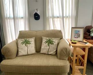 OVERSIZED CHAIR