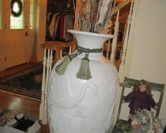 This is ABOUT 4 foot 9 near ( near the front door