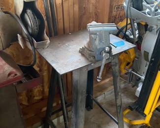 Bench vise