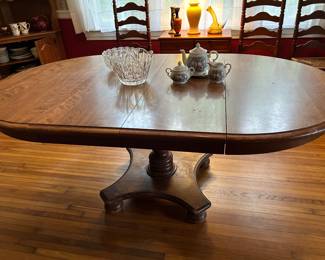 Ethan Allen dining table with 2 leaves. It is round without the leaves