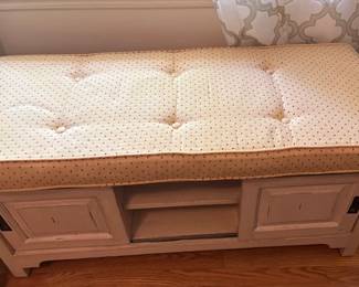 Very nice bench with storage underneath (sliding doors).