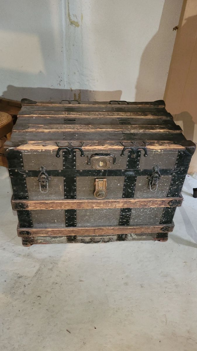 ANTIQUE TRUNK