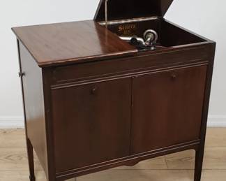 Antique Sonora wind-up phonograph with 78rpm records