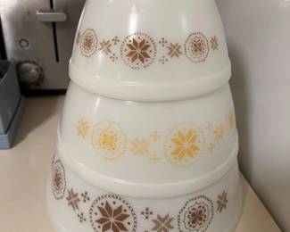 Vintage Pyrex Mixing Bowls set