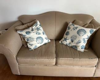 This Loveseat has a matching Sofa.