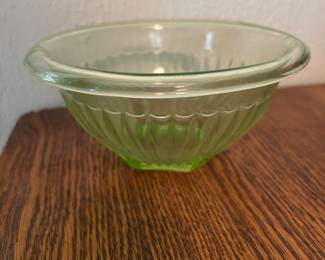 Small uranium / Vaseline glass mixing bowl
