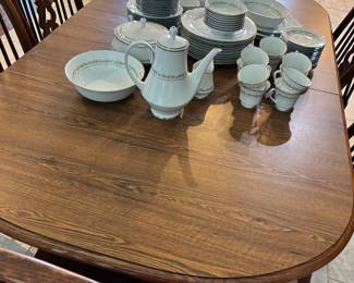 Oak table w/6 chairs and leaf by Virginia House Furniture