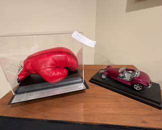 Boxing glove signed by Thomas Hearns, Emmanuel Steward,& others from Kronk gym