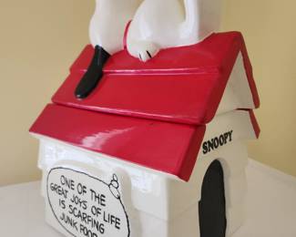 Vintage Snoopy dog house cookie jar excellent condition