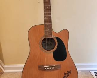 Wow!! Here is your opportunity to own a guitar signed by George Strait❤️❤️❤️