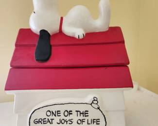 Vintage Snoopy Doghouse cookie jar in excellent condition...
1958-1966. Stamped inside the lid ConAgra