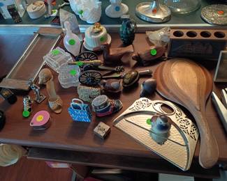 Trays, figurines, knick-knacks
