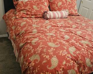 Queen bed frame with 2 drawers
Pottery Barn Bedding