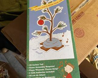 The Original Charlie Brown MUSICAL 24" Christmas Tree Linus's Blanket With Box