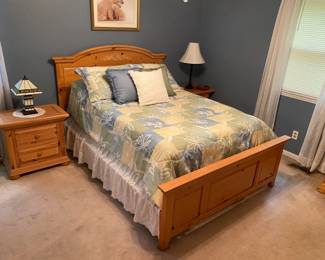Broyhill Pine Wood Bedroom Set