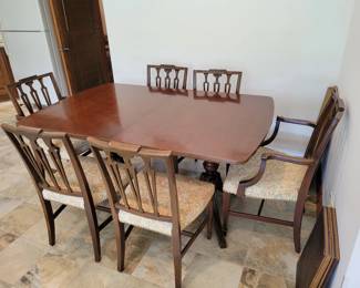 Beautiful Rway Double Pedestal Dinning Table! Two Hide-a-Way leaves and 6 Chairs!! Measures 100in x 42in plus two 18in leaves.