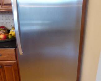 Whirlpool Refrigerator Model: WSR57R18DM
30″ All-Refrigerator with In-Door Pizza Pocket, Gallon Door Storage, Temperature Alarm, Adjustable Glass Shelves, 4 Humidity Controlled Drawers, LED Interior Lighting, Electronic Temperature Controls and 18.0 cu. ft. Capacity. MFD: February 2018. $595.00.