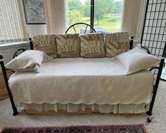 Day Bed w/Linens, Mattresses