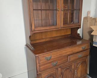 Immaculate Thomaasville Pennsylvania style hutch