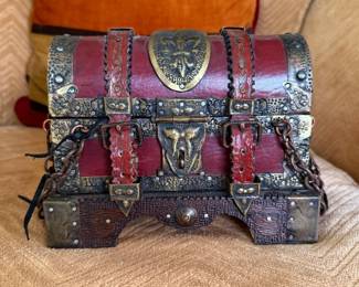 Cigar treasure chest box