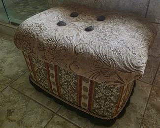 Cushioned stool with upholstered top