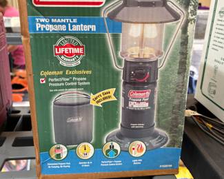 Garage Coleman lantern