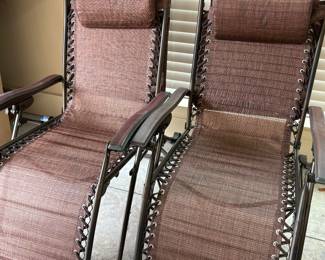 Garage - Very nice - comfortable gravity lounge chairs