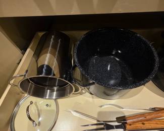 Kitchen: Cuisinart tall pot with lid