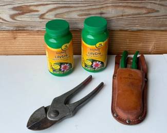 114 GardenClippers2BottlesofLilyGro