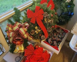 Holiday Wreaths, Bows