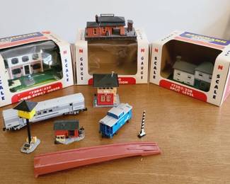 N Scale Building & Train Car Lot