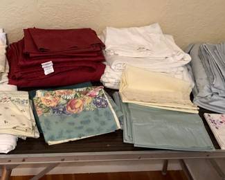 Assorted sheets & pillow cases