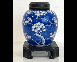 Lot 4040 Blue White Floral Ginger Jar