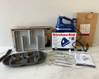 Lot 4078 Kitchenaid 9 Speed Mixer John Wright Cast Iron Dinosaur Cakelet Pan Bakers Edge Brownie Pan