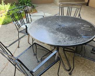 Outdoor Round Table and 4 Matching Chairs