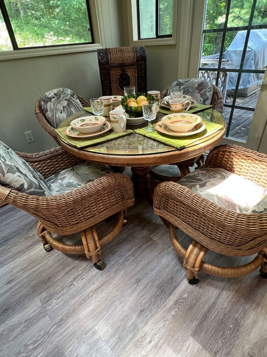 Rattan Breakfast Table w 4 chairs