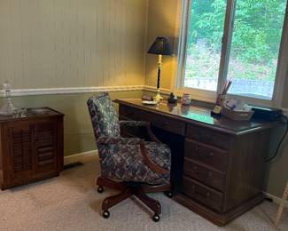 Mahogany office desk
Upholstered desk chair