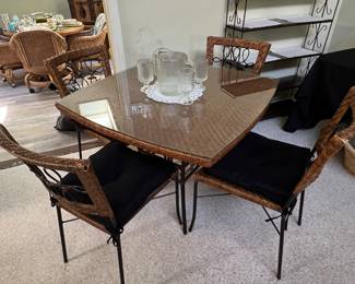Square rattan table w 4 chairs