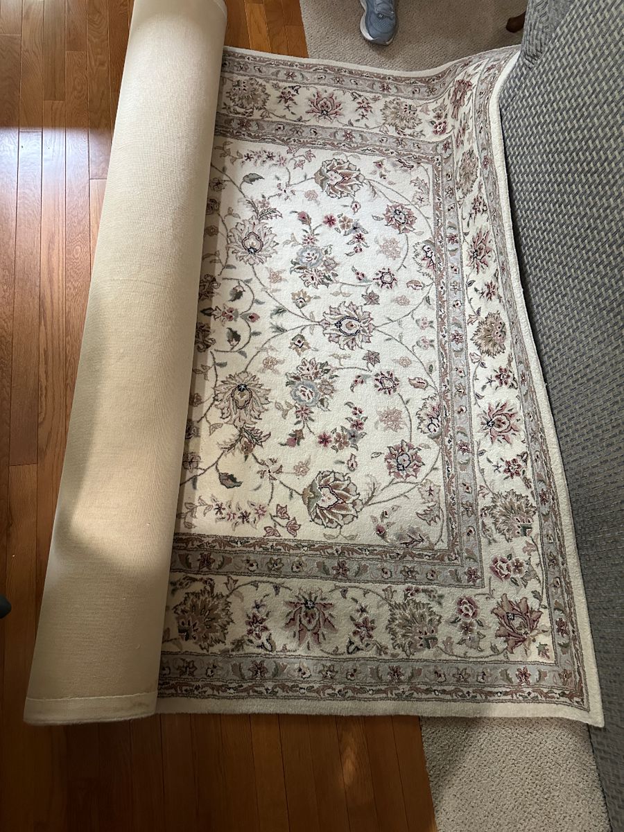 5.5’ x 8’ area rug