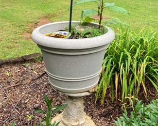 Assorted Outdoor Pots & Decor