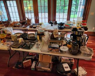 Lots of cookware, kitchen accessories, bakeware, etc!