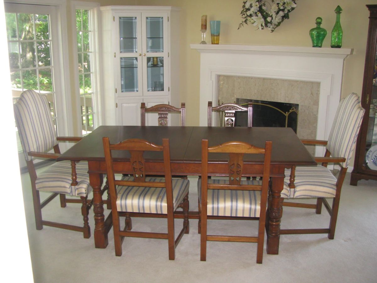 Table with 8 chairs, 4 leaves.