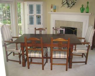 Table with 8 chairs, 4 leaves.