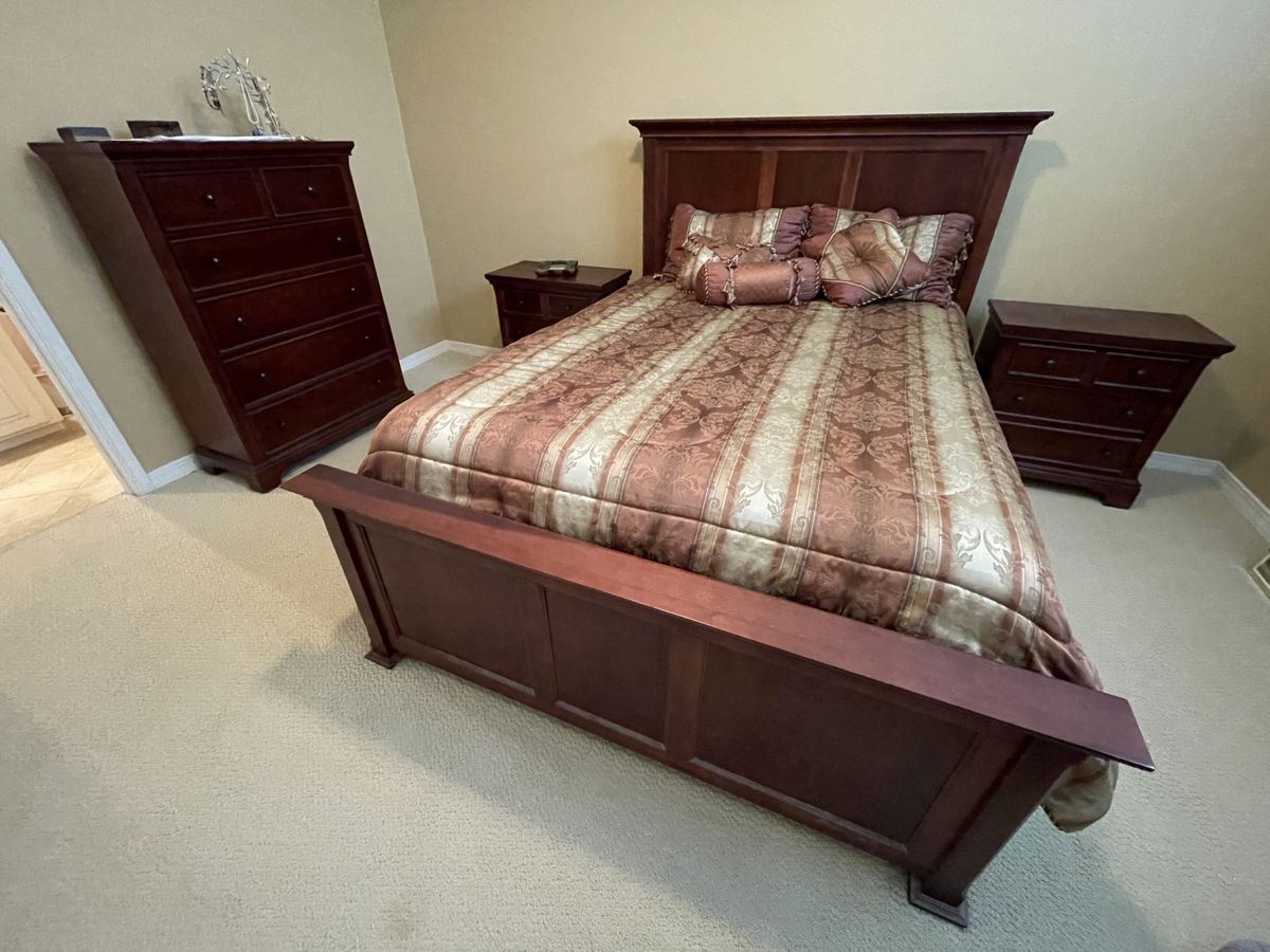 Vaughan Bassett bedroom suite; queen bed, chest of drawers, 2 nightstands.