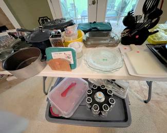 Cookware, housewares - Cupcake carrier, spice rack