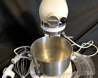 Kitchen Aid Stand Mixer with Beater, whip, dough hook and bowl splash guard