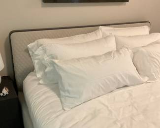 ALIVAR KING BED