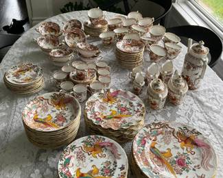 LARGE STUNNING ROYAL CROWN DERBY "OLD AMESBURY' CHINA SET