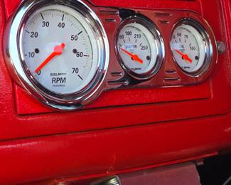 1947 International with a 305,Edelbrock 4 Barrel carb